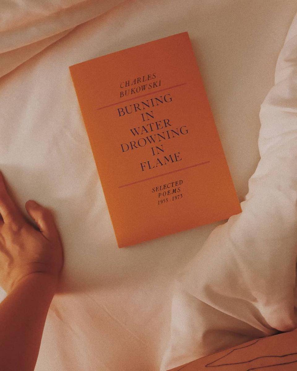 Burning in Water, Drowning in Flame oleh Charles Bukowski (instagram.com/referential.literature)