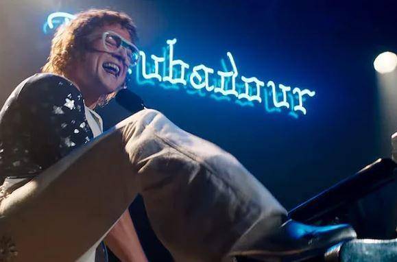 Foto Elton John (Taron Egerton) saat adegan tour Troubadour di film Rocketman (dok. Paramount Pictures)