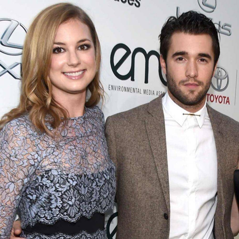 Emily VanCamp dan Josh Bowman (eonline.com)
