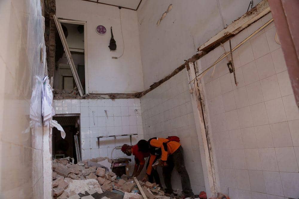 Rumah itu ambruk pada Rabu (25/8/2021) diduga akibat usia sehingga material kayu penyangga lantai 2 menjadi lapuk lalu runtuh. Dok. Humas Pemkot Surabaya.