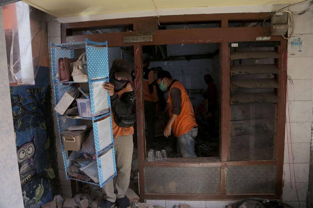 Rumah itu ambruk pada Rabu (25/8/2021) diduga akibat usia sehingga material kayu penyangga lantai 2 menjadi lapuk lalu runtuh. Dok. Humas Pemkot Surabaya.