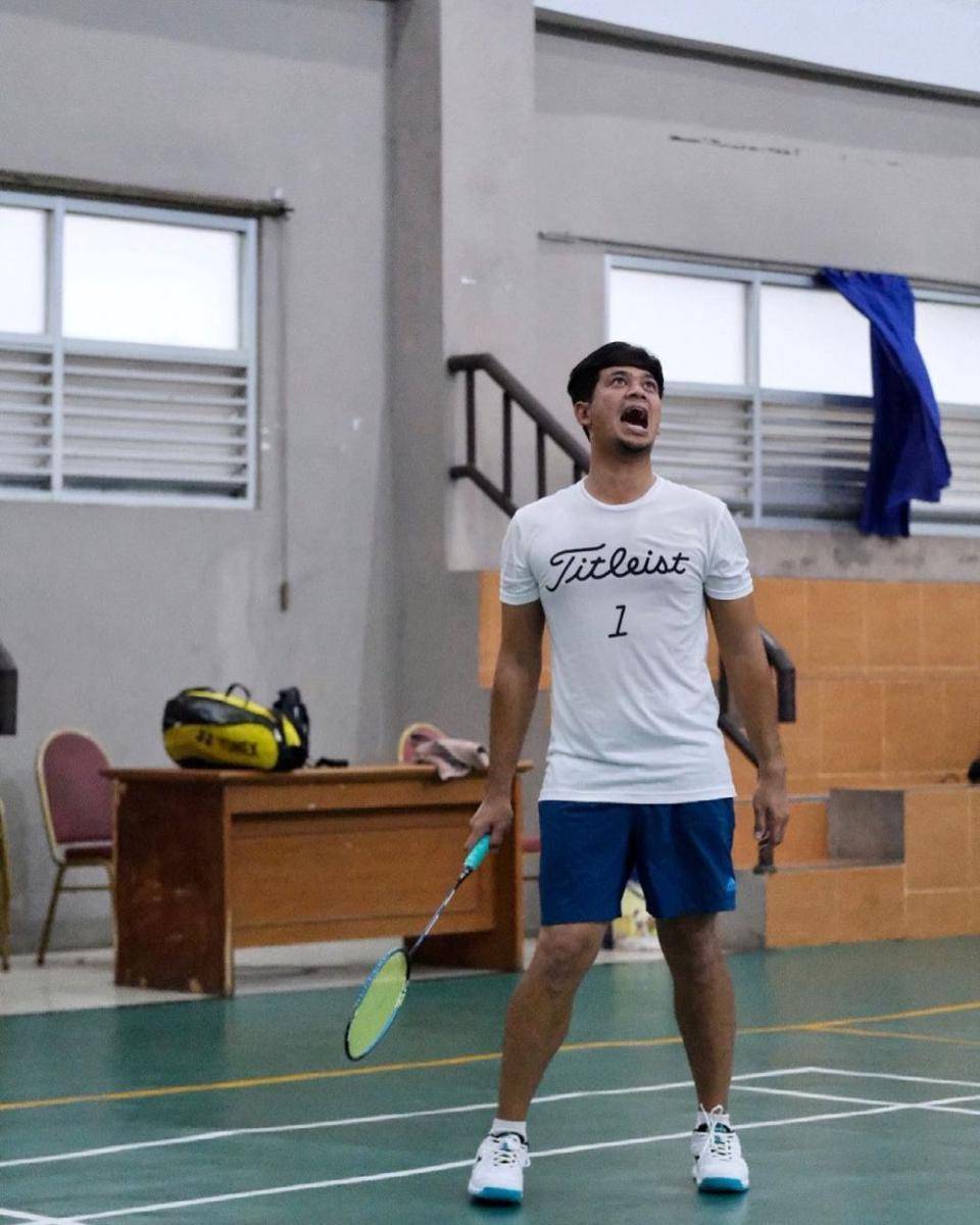 potret Surya Insomnia bermain bulu tangkis (instagram.com/suryainsomnia)