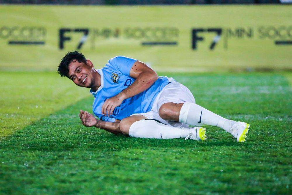 potret Surya Insomnia bermain bola (instagram.com/suryainsomnia)