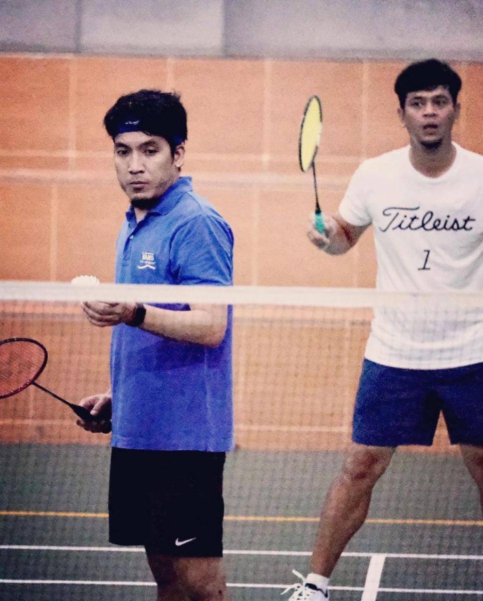 potret Surya Insomnia bermain bulu tangkis (instagram.com/desta80s)