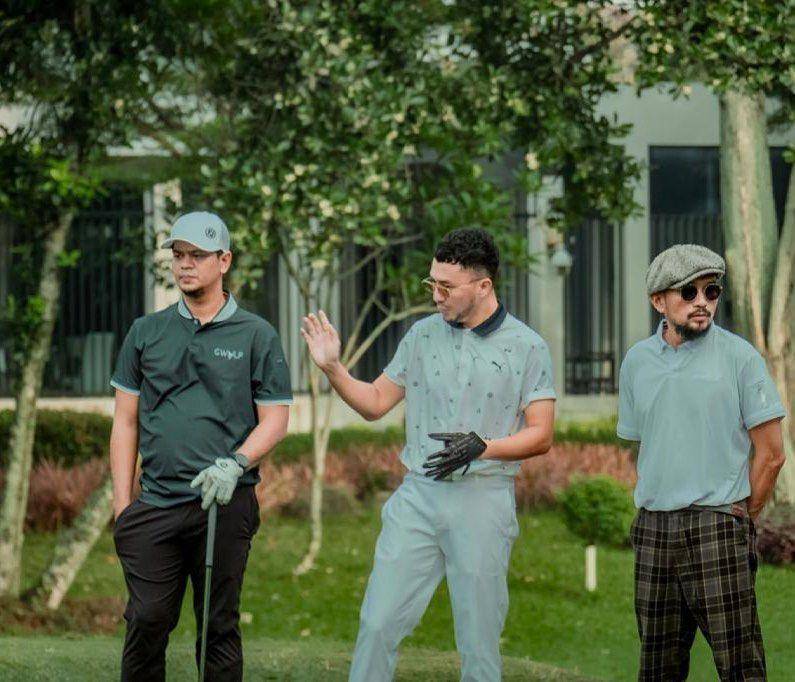 potret Surya Insomnia bermain golf bersama Omesh dan Imam Darto (instagram.com/suryainsomnia)