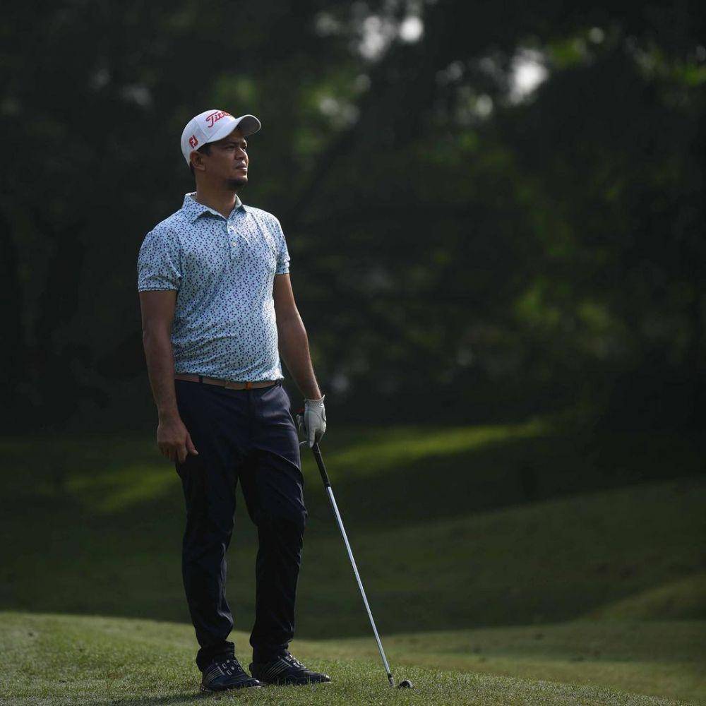 potret Surya Insomnia bermain golf (instagram.com/suryainsomnia)