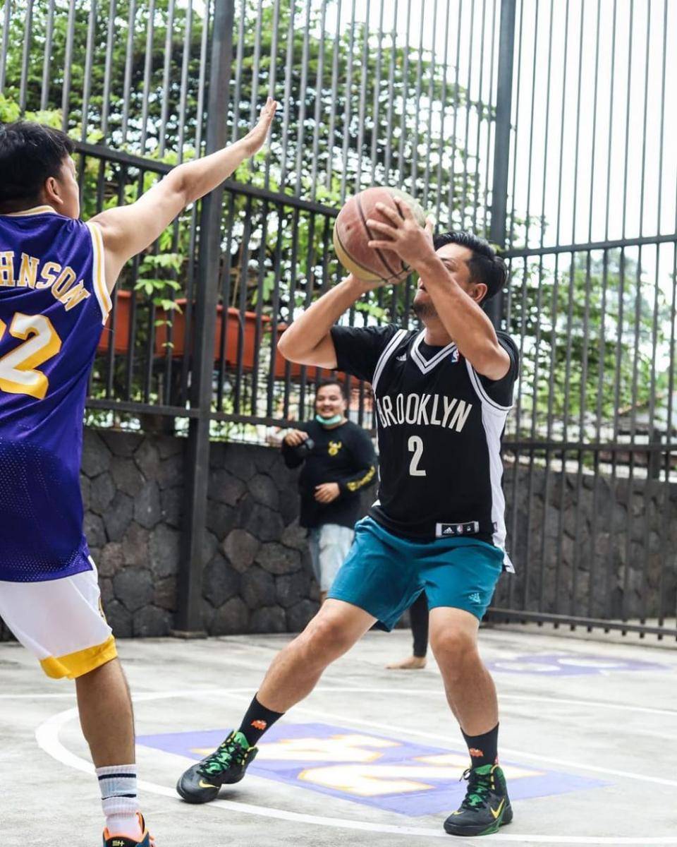 potret Surya Insomnia bermain basket (instagram.com/suryainsomnia)