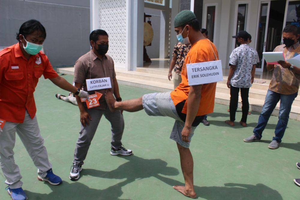 Tersangka memperagakan adegan dalam rekontruksi penganiayaan. IDN Times/ istimewa
