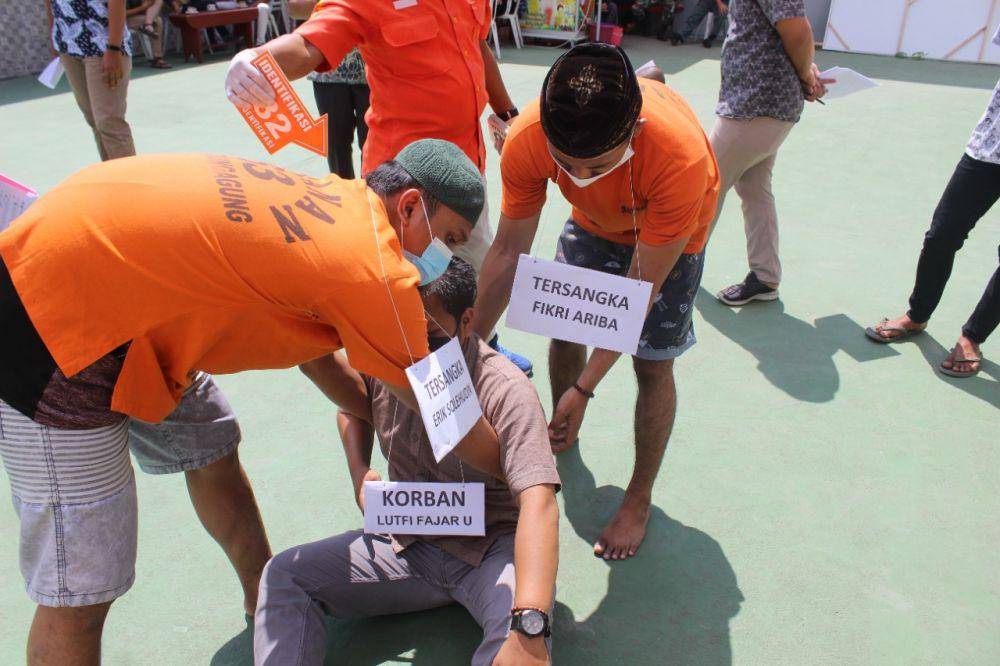 Tersangka memperagakan adegan dalam rekontruksi penganiayaan. IDN Times/ istimewa
