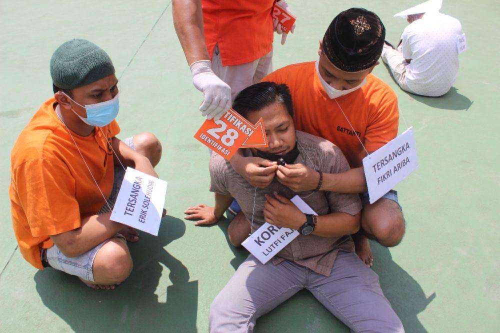 Tersangka memperagakan adegan dalam rekontruksi penganiayaan. IDN Times/ istimewa