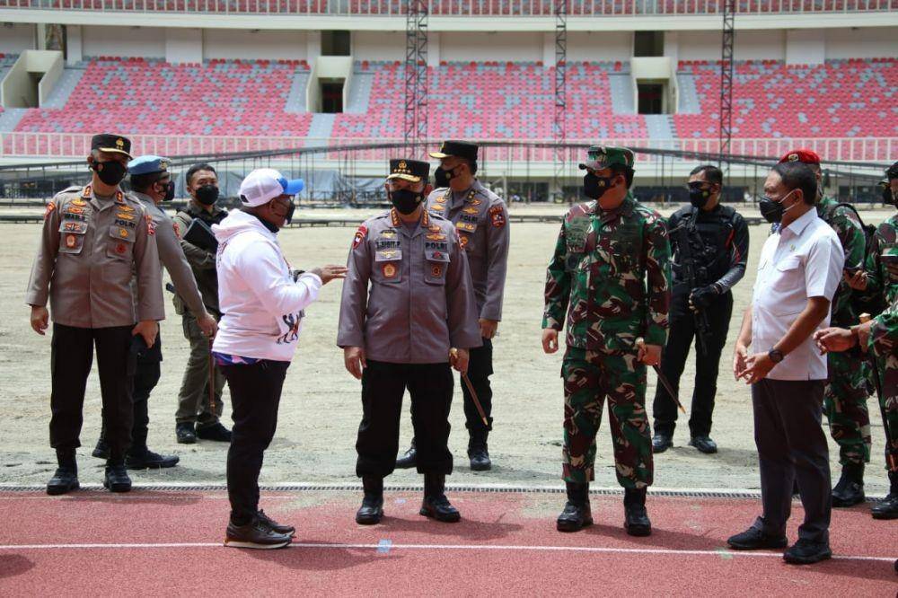 Panglima TNI, Kapolri dan Menpora Tinjau Kesiapan Stadion dan Arena Akuatik PON XX . (dok. Humas Polri)