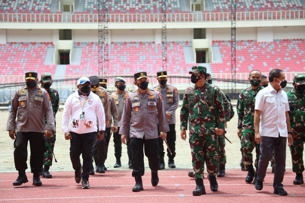 Panglima TNI, Kapolri dan Menpora Tinjau Kesiapan Stadion dan Arena Akuatik PON XX . (dok. Humas Polri)