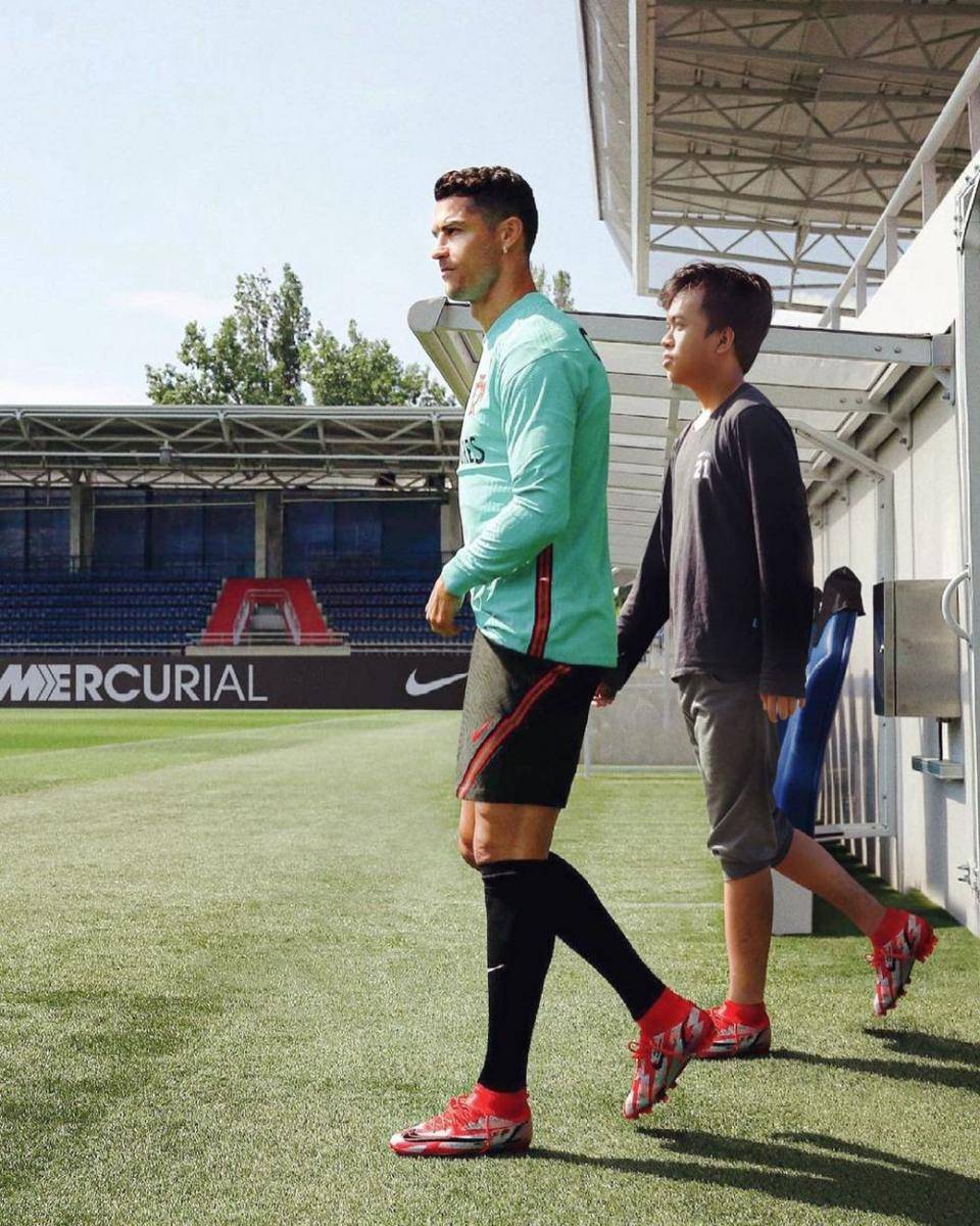 foto editan fans bareng Cristiano Ronaldo (instagram.com/victorahmadd)