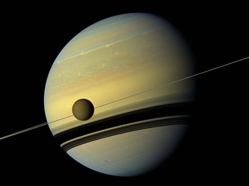 ilustrasi Saturnus dan Titan (solarsystem.nasa.gov)