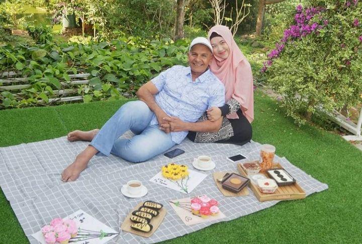 10 Potret Mesra Mark Sungkar dan Istri yang 46 Tahun Lebih Muda!