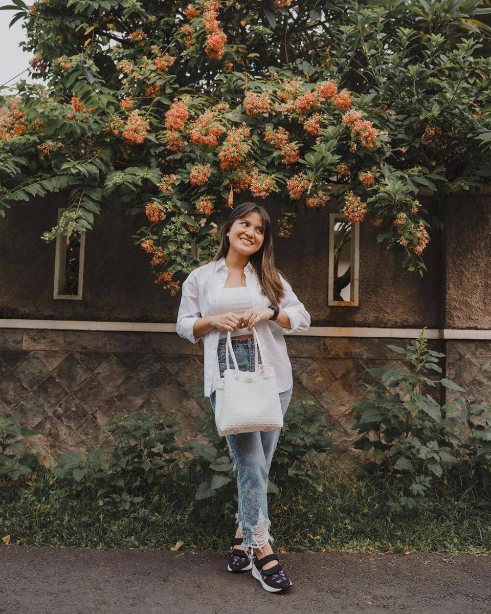 Bawahan celana jeans Marsha Aruan (instagram.com/aruanmarsha)
