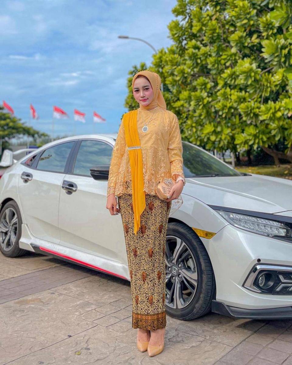 Atasan yang Cocok untuk Rok Batik Panjang (instagram.com/_nbillaa)