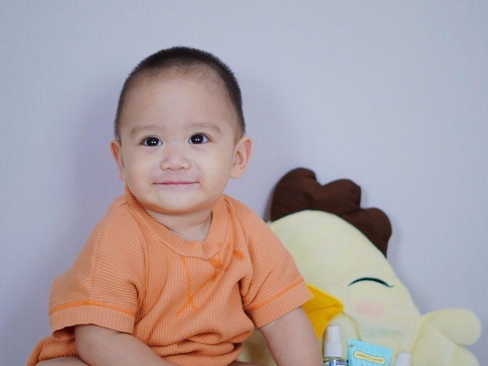 Berusia Setahun, 9 Potret Baby Athar Putra Citra Kirana yang Gemas Pol