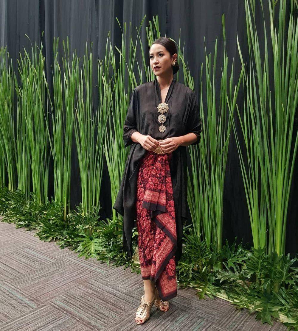 Atasan yang Cocok untuk Rok Batik Panjang (instagram.com/sarinila16)
