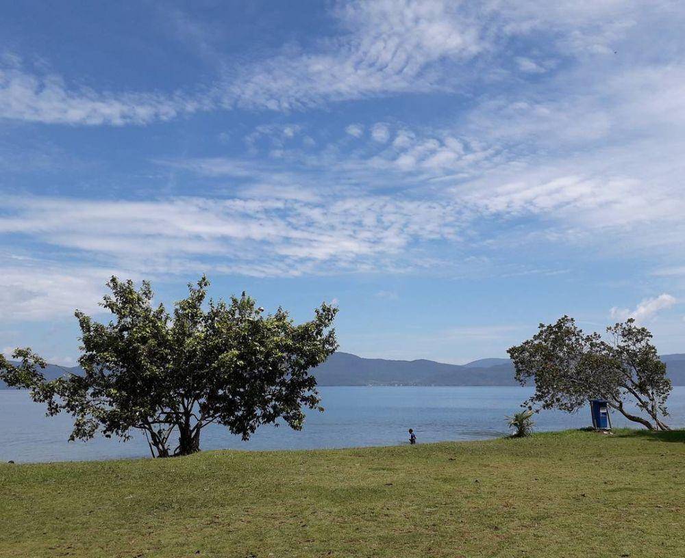 Pemandangan Danau Matano, Kabupaten Luwu Timur, dari obyek wisata Pantai Salonsa. (Dok. A. Nur Khairunnisa - Instagram.com/annisaaahh)