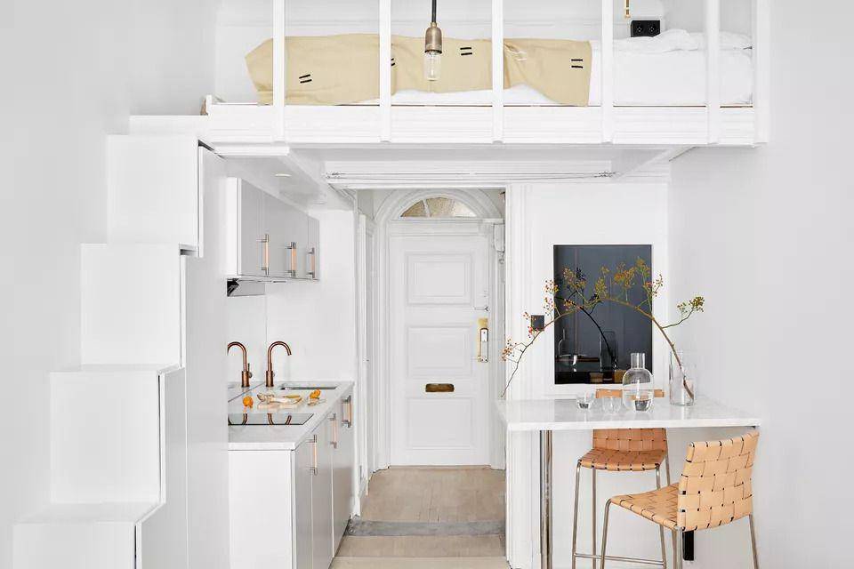 Interior serba putih dengan ranjang “melayang,” karya Fantastic Frank. (thespruce.com)