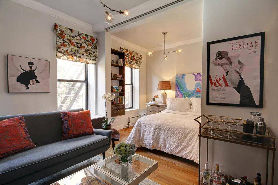 Interior apartemen dengan sliding wall, karya Facet 14 Studio. (thespruce.com)