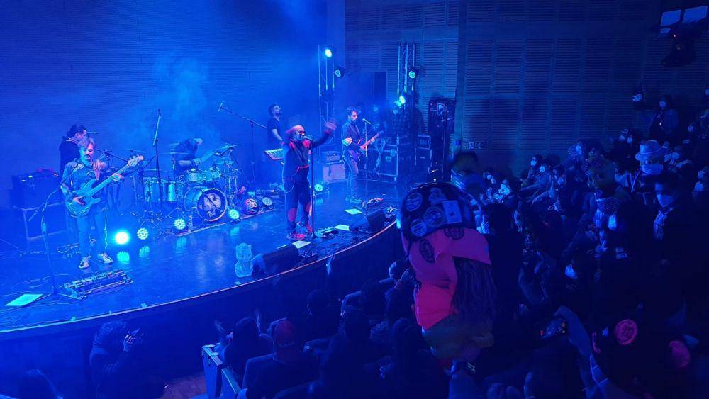 Konser musik di Santiago, Chile yang dihadiri ratusan pengunjung. (twitter.com/uchile)