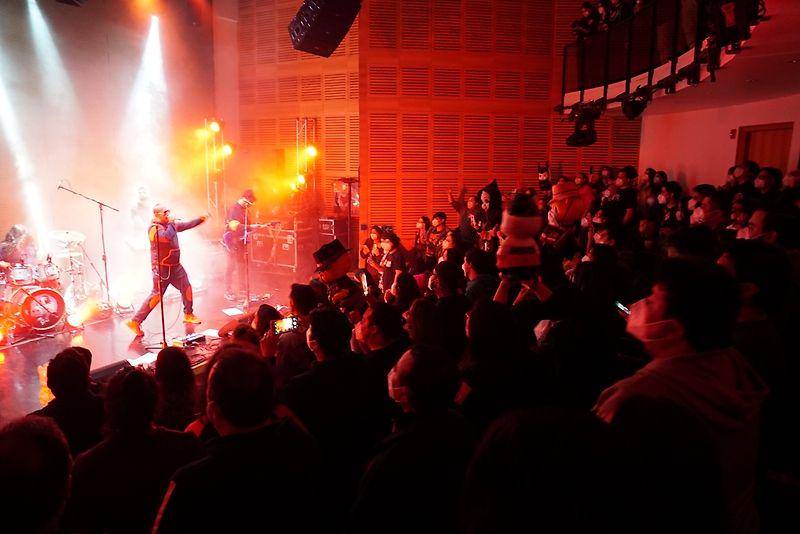Acara konser di Gedung Sala SCD Egana, Chile pada Kamis (26/8/2021). (twitter.com/uchile)