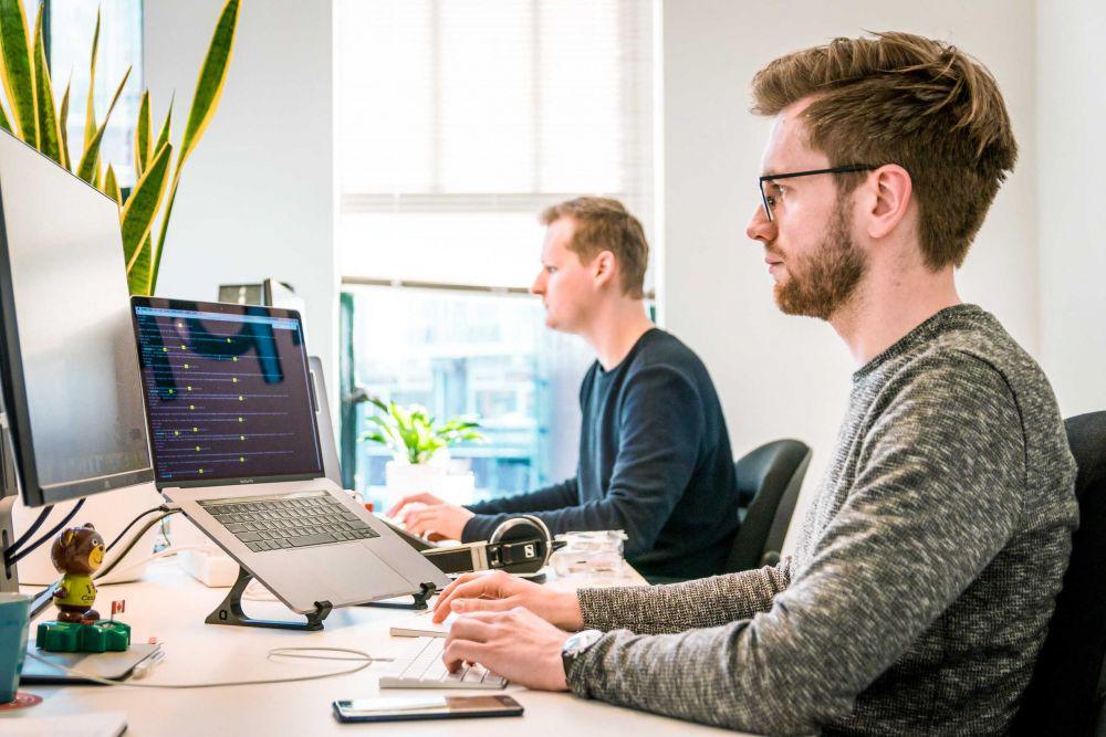Ilustrasi pria sedang bekerja (Unsplash.com/Tim van der Kuip)