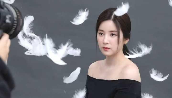 Simpel Namun Elegan, 10 Inspirasi Nail Art ala Chorong Apink!