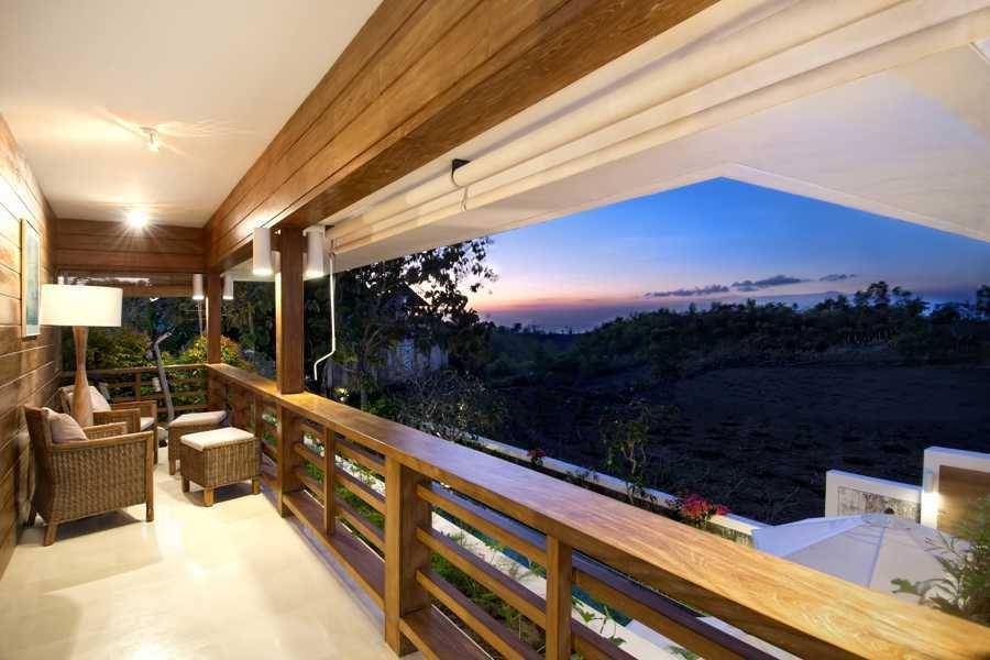 Balkon bernuansa kayu Villa Champa, karya Imago Design Studio. (arsitag.com/Imago Design Studio)