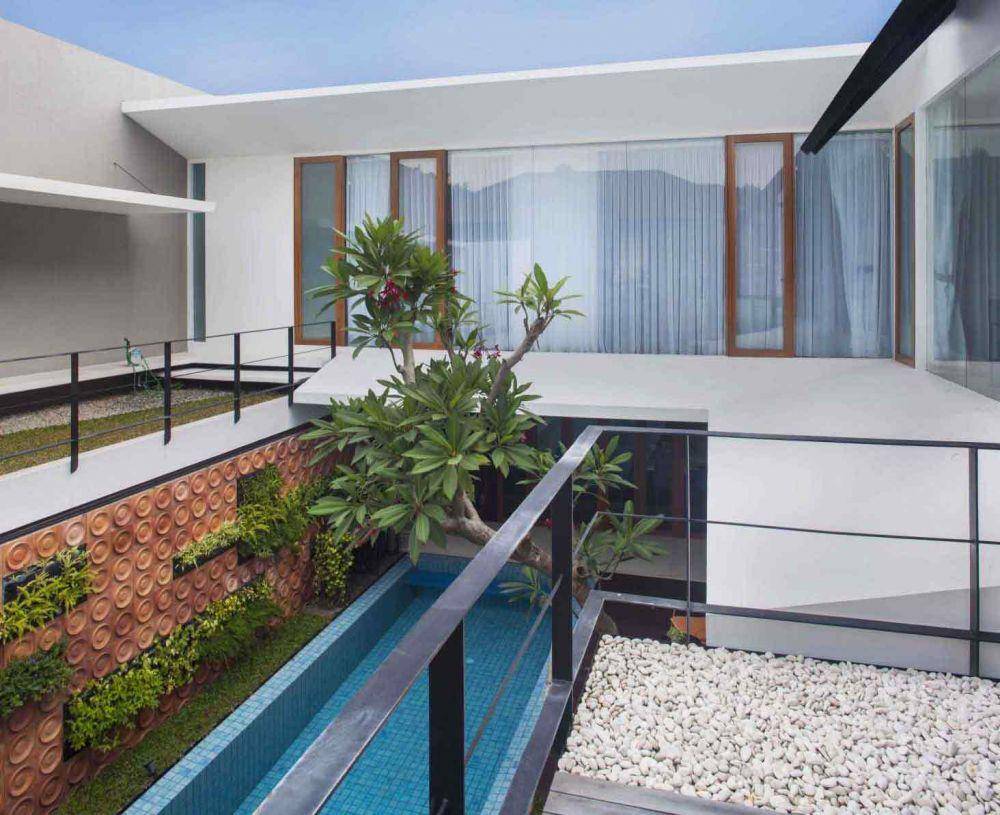 Balkon menghadap kolam renang, karya MINT DS. (arsitag.com/MINT DS)