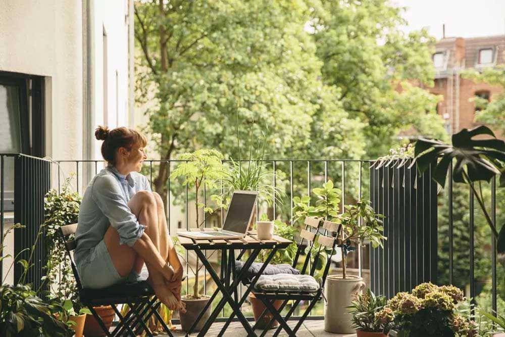 Balkon dengan nuansa hijau. (thespruce.com)