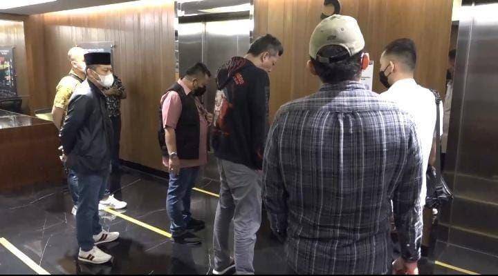 Tim gabungan Kejaksaan Agung , Kejari Kota Depok, dan Kejari Cibinong mengamankan satu orang rekan  jaksa gadungan di sebuah penginapan kawasan Ciawi, Kabupaten Bogor. (Istimewa)