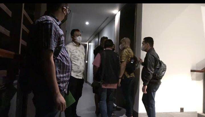 Tim gabungan Kejaksaan Agung , Kejari Kota Depok, dan Kejari Cibinong mengamankan satu orang rekan  jaksa gadungan di sebuah penginapan kawasan Ciawi, Kabupaten Bogor. (Istimewa)