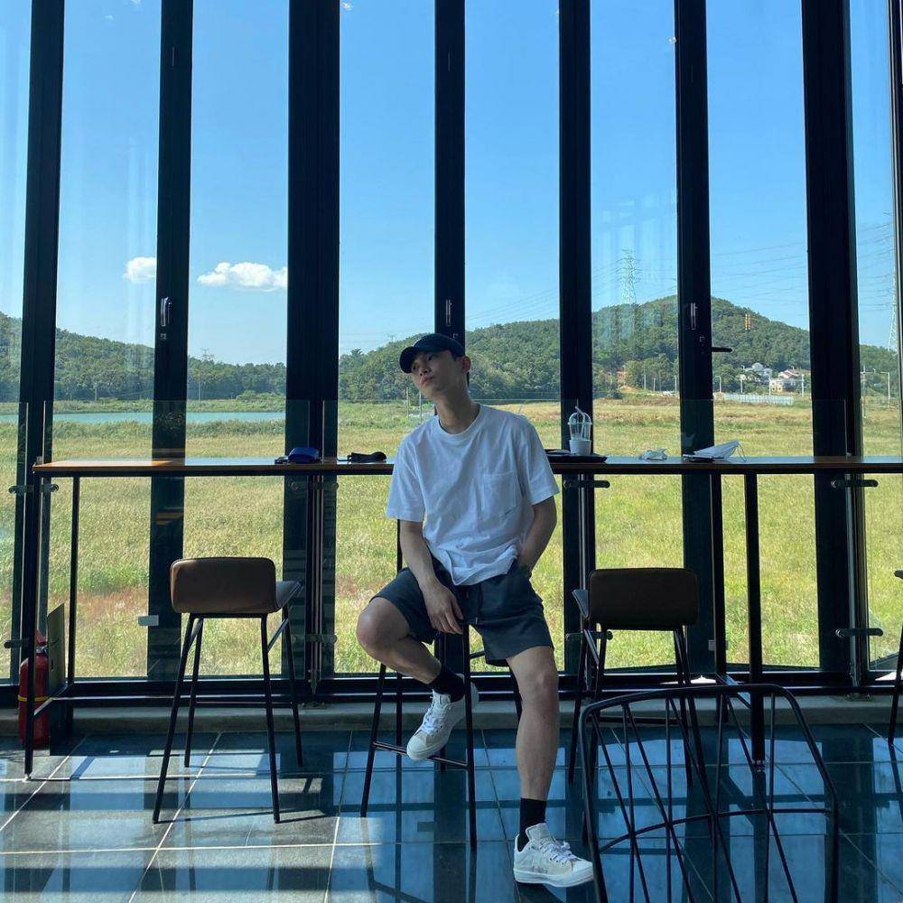 ootd sneakers Key SHINee (instagram.com/bumkeyk)