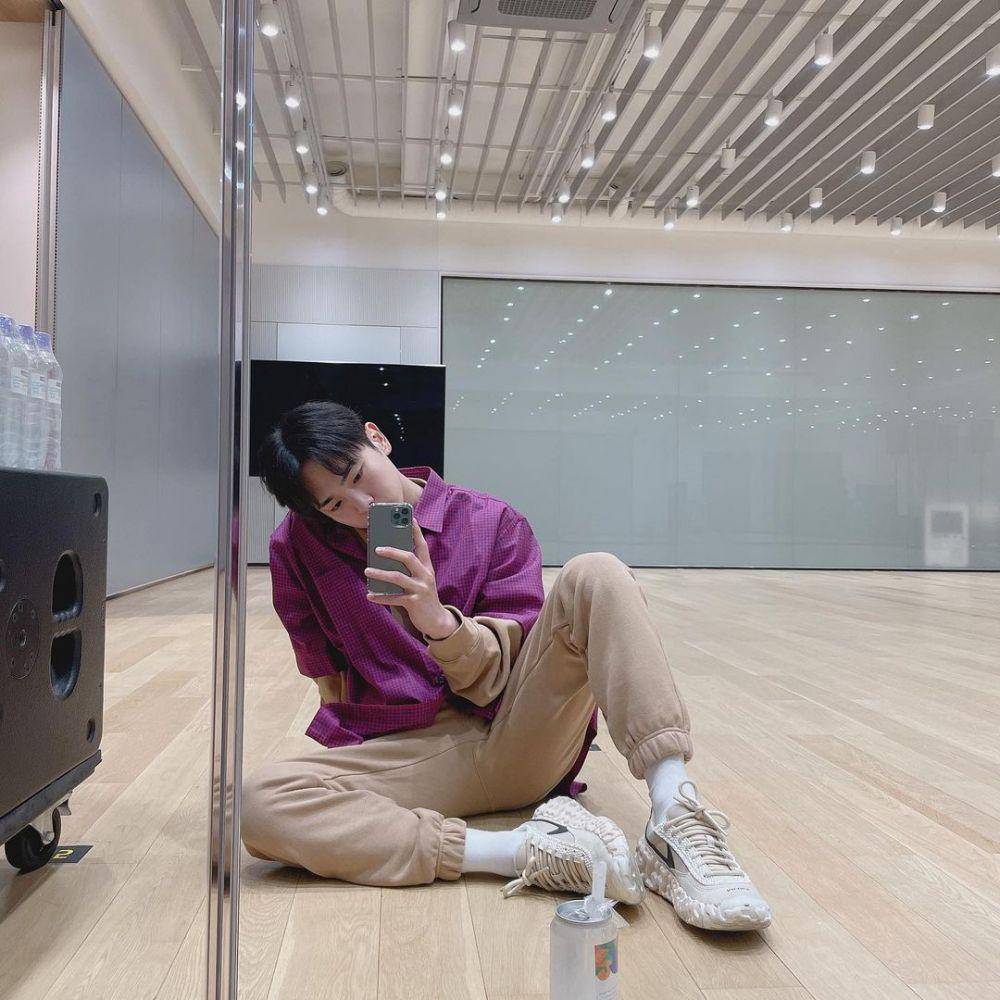 ootd sneakers Key SHINee (instagram.com/bumkeyk)