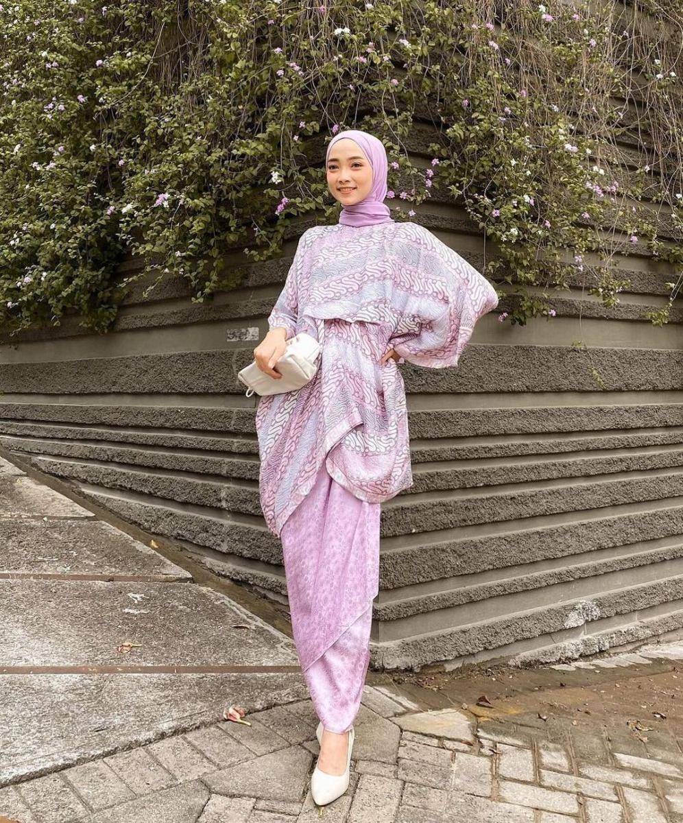 Atasan yang Cocok untuk Rok Batik Panjang (instagram.com/liza.rosalita)