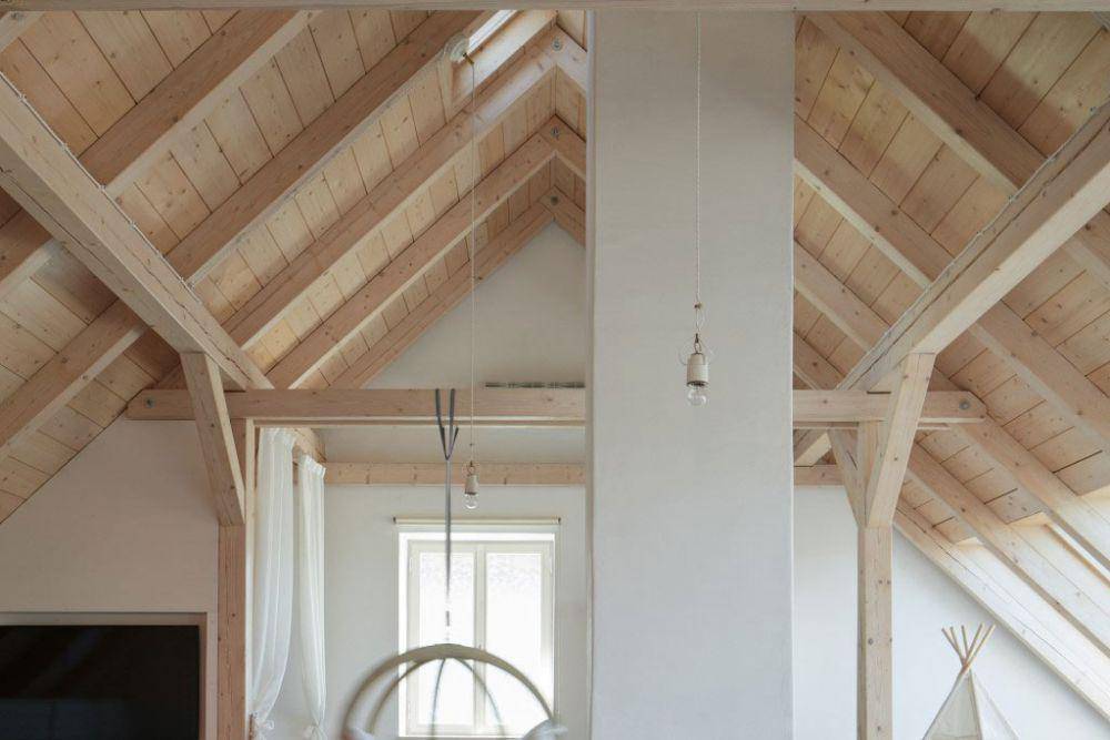 Penggunaan material kayu pada bagian atap hunian, karya Kaa Studio. (architizer.com)