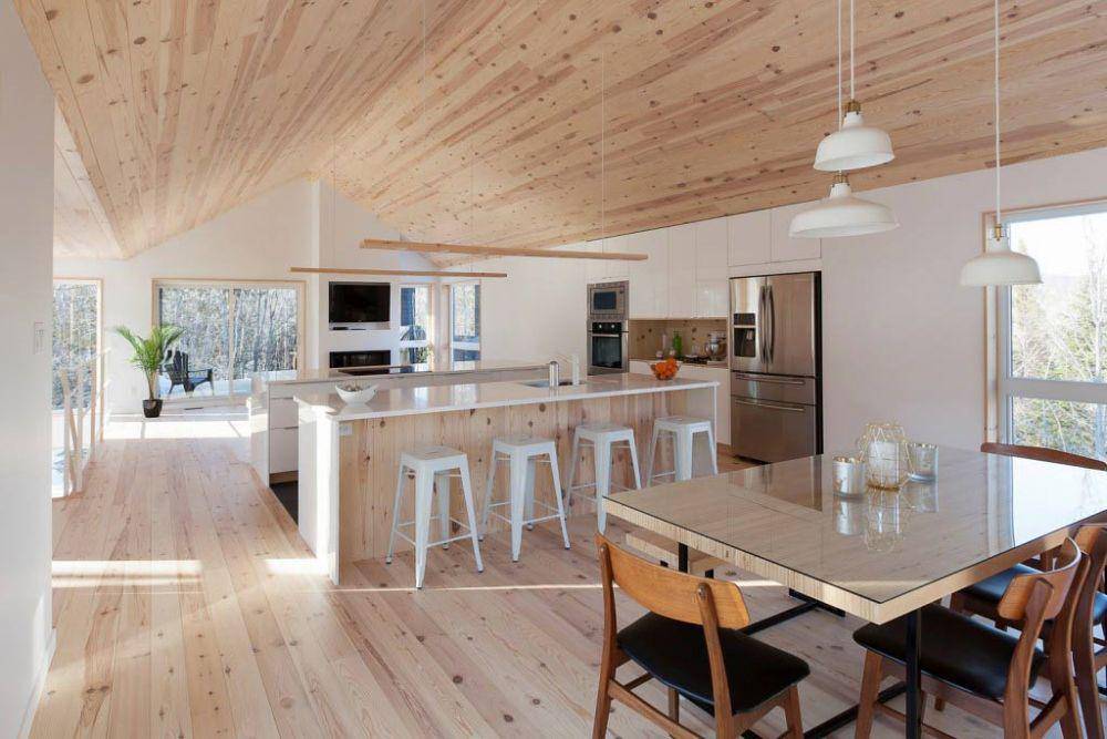 Material kayu pada lantai dan atap hunian, karya DKA Architectes. (architizer.com)