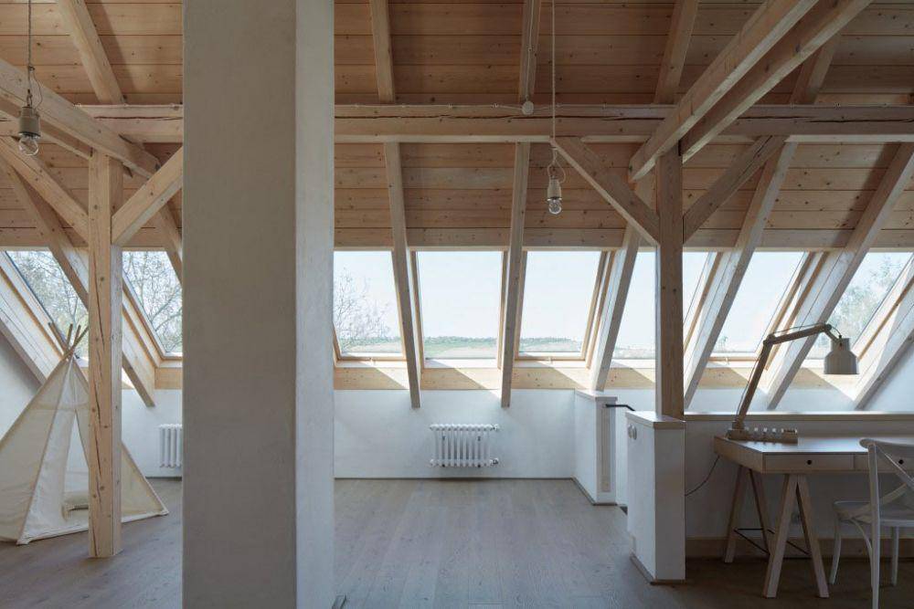 Jendela kaca yang banyak untuk pencahayaan maksimal dalam ruangan, karya Kaa Studio. (architizer.com)