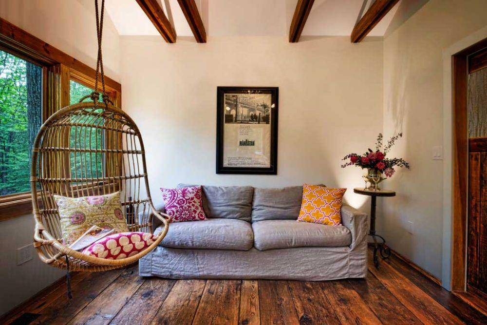 Ayunan rotan dalam ruangan, karya Hudson Design Architecture & Construction Management PLLC. (architizer.com)