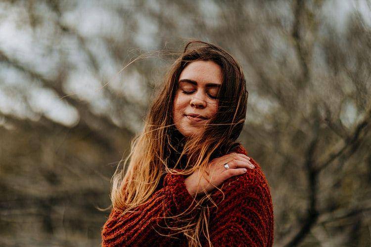 ilustrasi perempuan tersenyum (unsplash.com/Rachel McDermott)