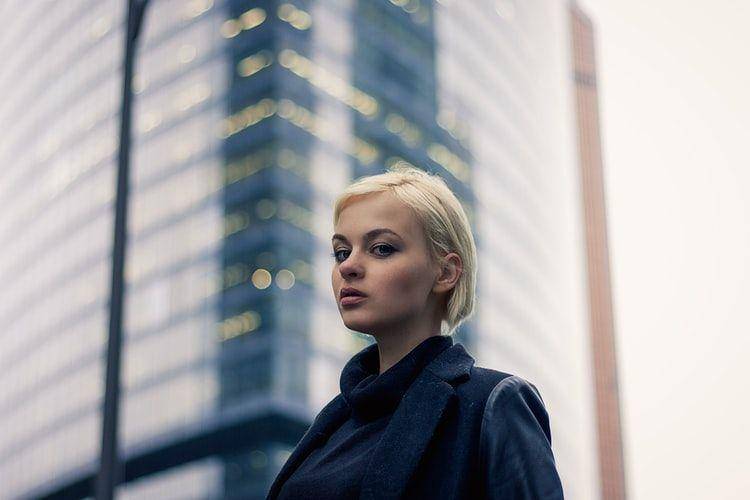 ilustrasi perempuan serius (unsplash.com/Max Ilienerwise)