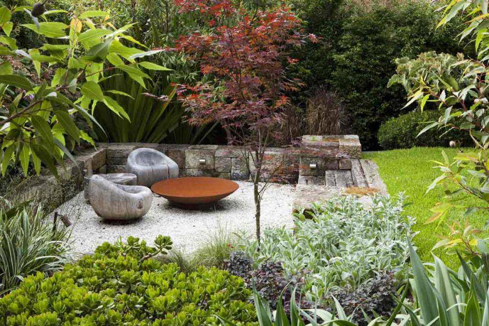 Tempat duduk outdoor, karya Peter Fudge Gardens. (home-designing.com)