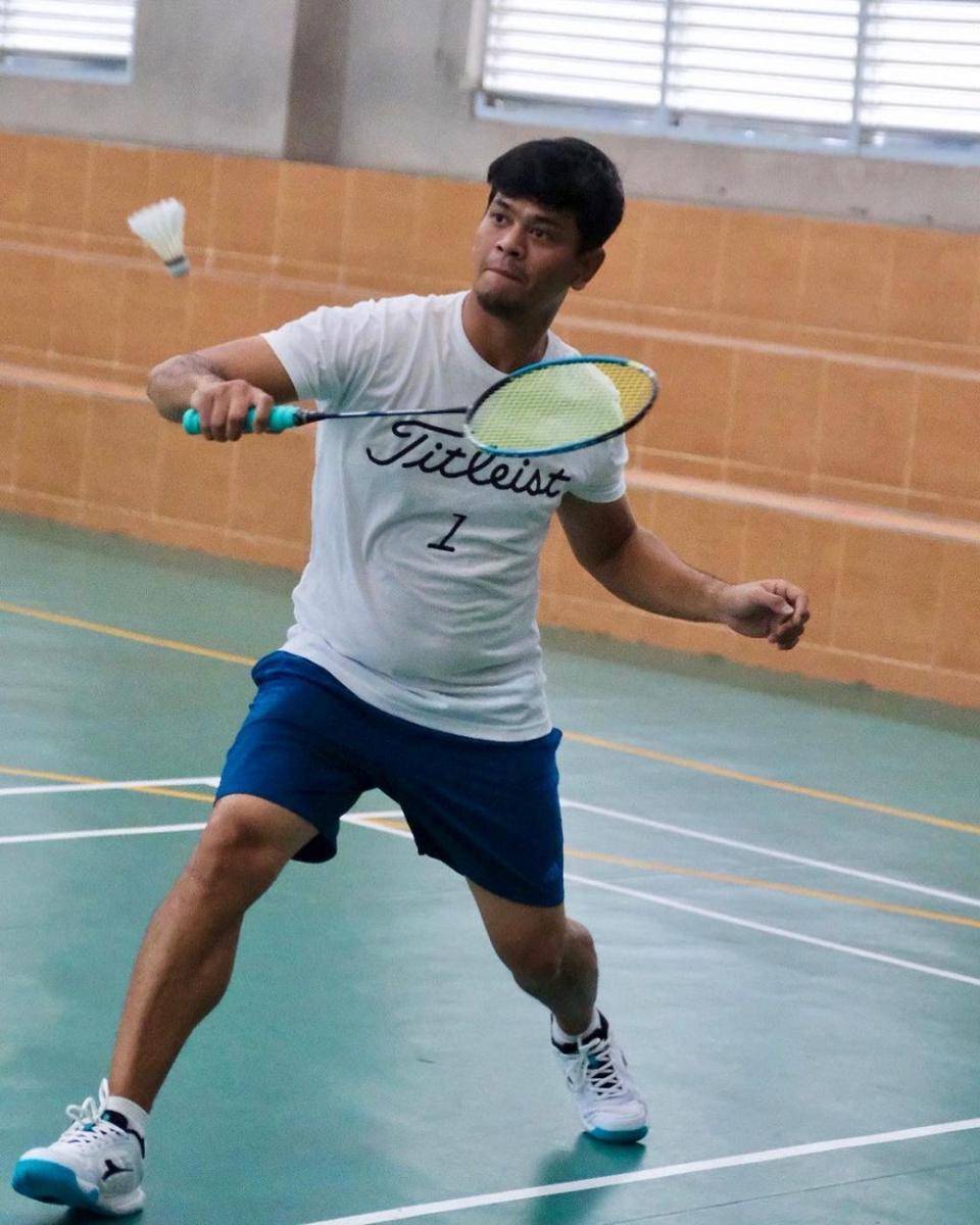 potret Surya Insomnia bermain bulu tangkis (instagram.com/theprediksi_)