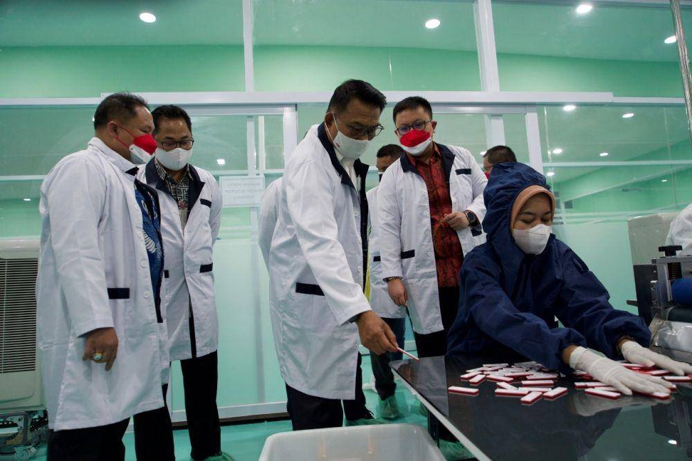 Kepala Staf Kepresidenan (KSP) Moeldoko melakukan kunjungan ke PT Taishan Alkes Indonesia di Kecamatan Kalideres, Jakarta Barat, Jumat (27/8/2021), untuk meninjau proses produksi alat antigen buatan dalam negeri. (Dok. KSP)