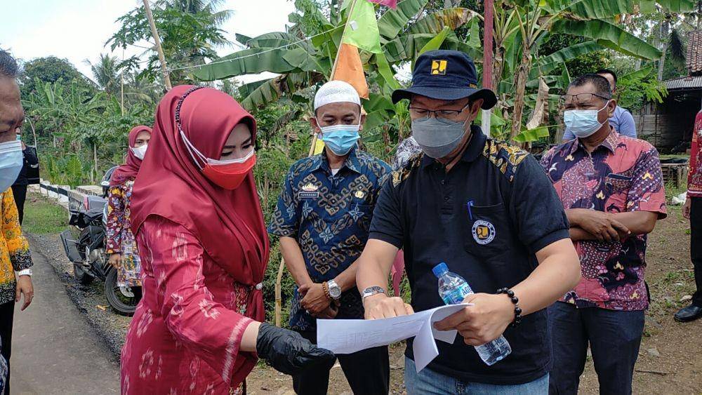Bupati Tanggamus Dewi Handajani simbolis menyerahkan ambulans untuk pekon di Kecamatan Pugung. (IDN Times/Istimewa).