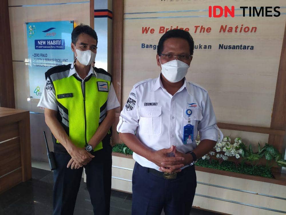 General Manager PT ASDP Indonesia Ferry (Persero) Cabang Bakauheni, Solikin (kanan). (IDN Times/Martin L Tobing).