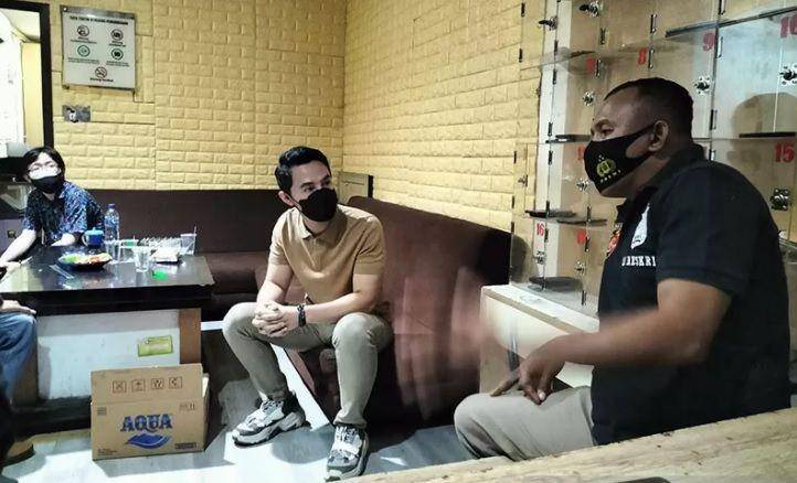 Artis peran Fahmi Azmi saat mendatangi Mapolres Metro Jakarta Barat, Jumat (27/8/2021) (ANTARA/Walda)